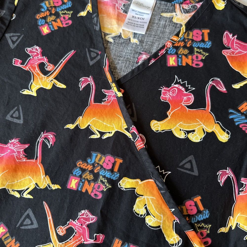 Disney Lion King Scrub Top Women size XS Black Hakuna Matata‎ Short Sleeve K15